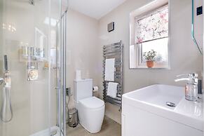 Cherry Banks 5 Bedroom & 3 Bathroom Hse