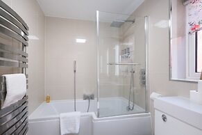 Cherry Banks 5 Bedroom & 3 Bathroom Hse