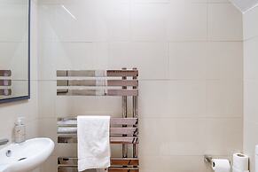 Cherry Banks 5 Bedroom & 3 Bathroom Hse