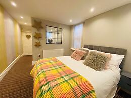 Blackpool - 4 Beds - Sleeps 10 - Pet Friendly