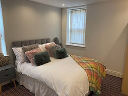 Blackpool - 4 Beds - Sleeps 10 - Pet Friendly