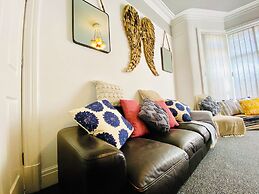 Blackpool - 4 Beds - Sleeps 10 - Pet Friendly