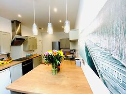 Blackpool - 4 Beds - Sleeps 10 - Pet Friendly