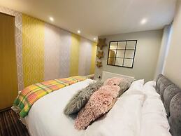 Blackpool - 4 Beds - Sleeps 10 - Pet Friendly