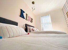Blackpool - 4 Beds - Sleeps 10 - Pet Friendly