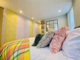 Blackpool - 4 Beds - Sleeps 10 - Pet Friendly