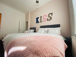 Blackpool - 4 Beds - Sleeps 10 - Pet Friendly