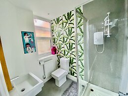 Blackpool - 4 Beds - Sleeps 10 - Pet Friendly