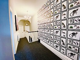 Blackpool - 4 Beds - Sleeps 10 - Pet Friendly