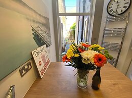 Blackpool - 4 Beds - Sleeps 10 - Pet Friendly