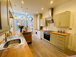 Blackpool - 4 Beds - Sleeps 10 - Pet Friendly