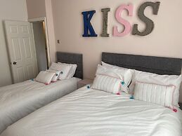 Blackpool - 4 Beds - Sleeps 10 - Pet Friendly