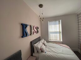 Blackpool - 4 Beds - Sleeps 10 - Pet Friendly