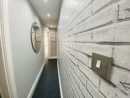 Blackpool - 4 Beds - Sleeps 10 - Pet Friendly