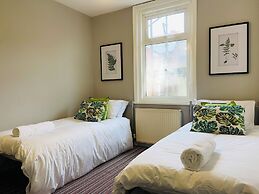 Blackpool - 4 Beds - Sleeps 10 - Pet Friendly