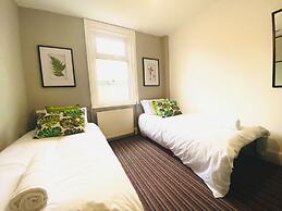 Blackpool - 4 Beds - Sleeps 10 - Pet Friendly