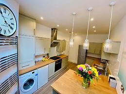 Blackpool - 4 Beds - Sleeps 10 - Pet Friendly