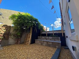 Blackpool - 4 Beds - Sleeps 10 - Pet Friendly