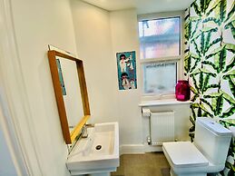 Blackpool - 4 Beds - Sleeps 10 - Pet Friendly