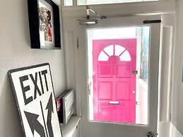 Blackpool - 4 Beds - Sleeps 10 - Pet Friendly