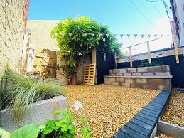 Blackpool - 4 Beds - Sleeps 10 - Pet Friendly