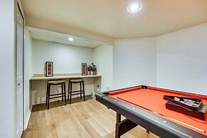 Fire Pit & Yard: Family Home in Farmington Hills!