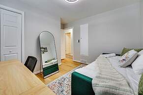 Fire Pit & Yard: Family Home in Farmington Hills!