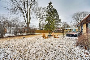 Fire Pit & Yard: Family Home in Farmington Hills!