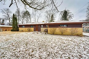 Fire Pit & Yard: Family Home in Farmington Hills!