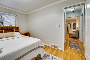 Fire Pit & Yard: Family Home in Farmington Hills!