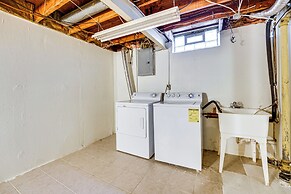 Fire Pit & Yard: Family Home in Farmington Hills!