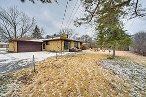 Fire Pit & Yard: Family Home in Farmington Hills!