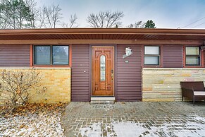 Fire Pit & Yard: Family Home in Farmington Hills!