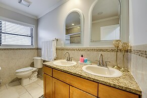 Fire Pit & Yard: Family Home in Farmington Hills!