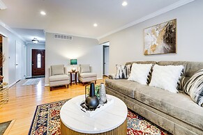 Fire Pit & Yard: Family Home in Farmington Hills!