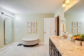 Mtn-view Gem w/ Hot Tub & Fire Pit in North Conway