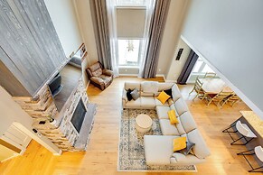 Mtn-view Gem w/ Hot Tub & Fire Pit in North Conway