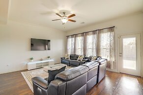 22 Mi to Dtwn Houston: Spacious Baytown Home!