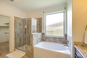 22 Mi to Dtwn Houston: Spacious Baytown Home!