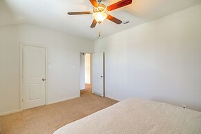 22 Mi to Dtwn Houston: Spacious Baytown Home!