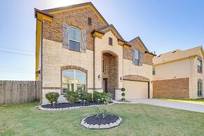 22 Mi to Dtwn Houston: Spacious Baytown Home!