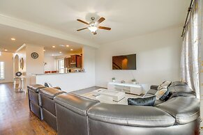 22 Mi to Dtwn Houston: Spacious Baytown Home!