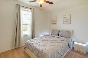 22 Mi to Dtwn Houston: Spacious Baytown Home!