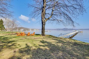 Lake Wisconsin Retreat w/ Dock: Great for Groups!