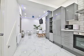 Modern 2 Bed House - Sleeps 4