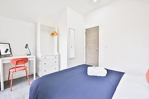 Modern 2 Bed House - Sleeps 4