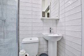 Modern 2 Bed House - Sleeps 4