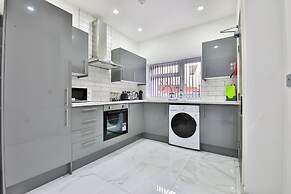 Modern 2 Bed House - Sleeps 4