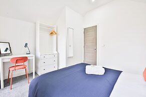 Modern 2 Bed House - Sleeps 4