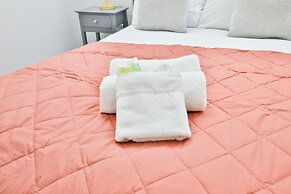 Modern 2 Bed House - Sleeps 4